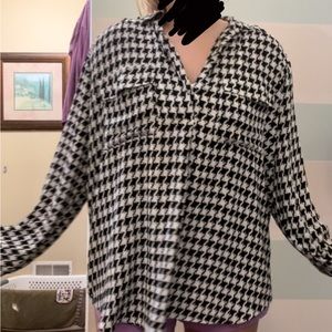 Beautiful Ann Taylor top with two breast pockets size XXL